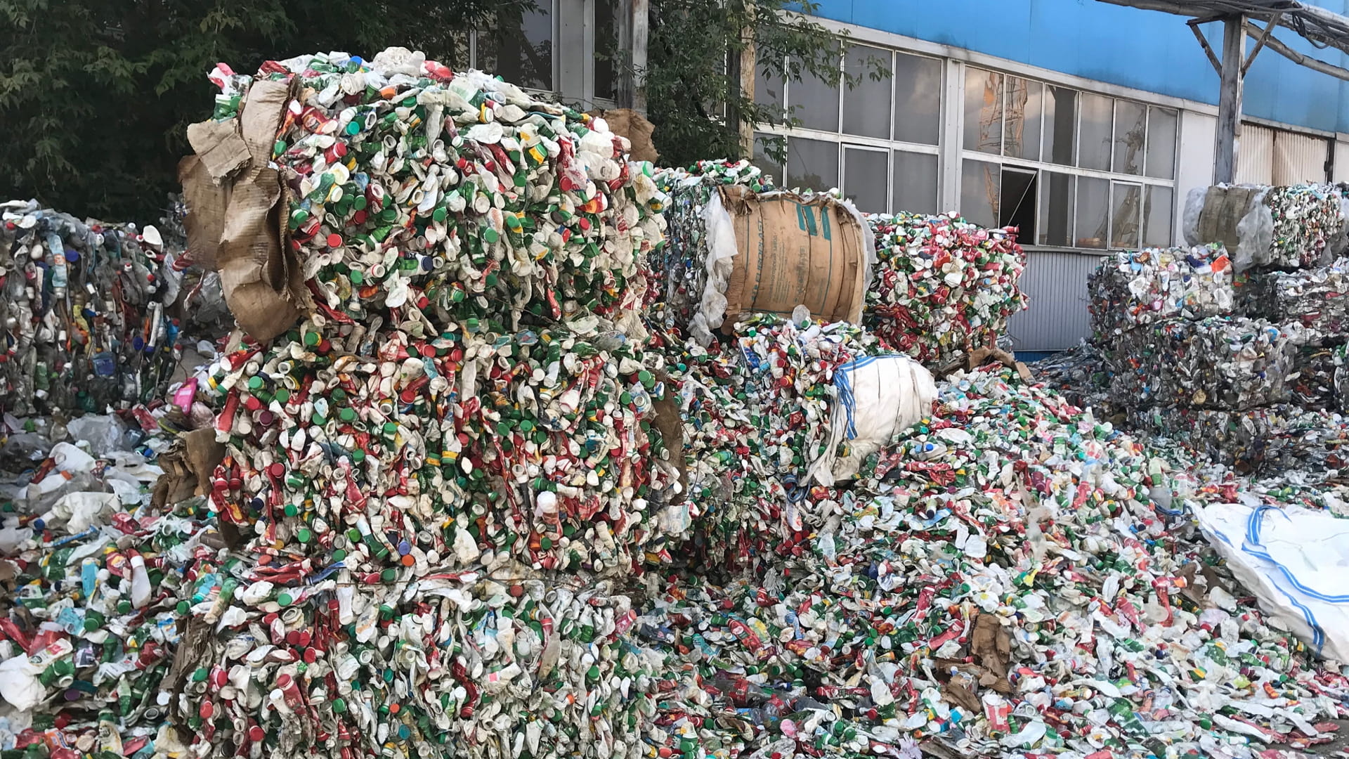 Прессованные пластиковые бутылки