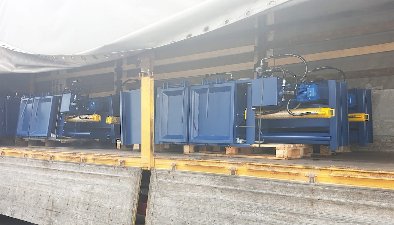 Прессы в кузове фуры Подольского завода оборудования.