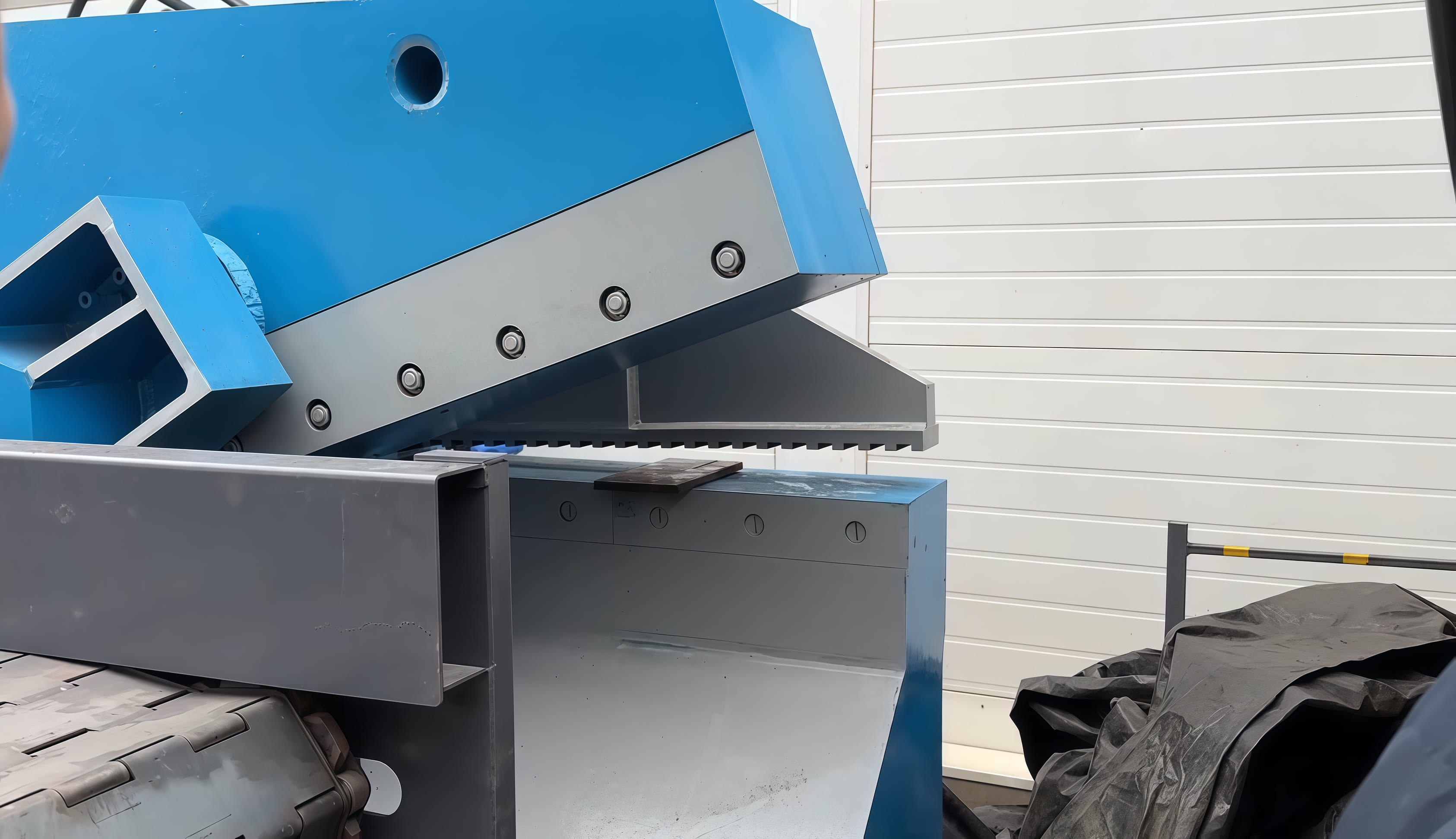 Аллигаторные ножницы в работе, сначала небольшой пресс удерживает деталь, а затем нож откусывает ее.