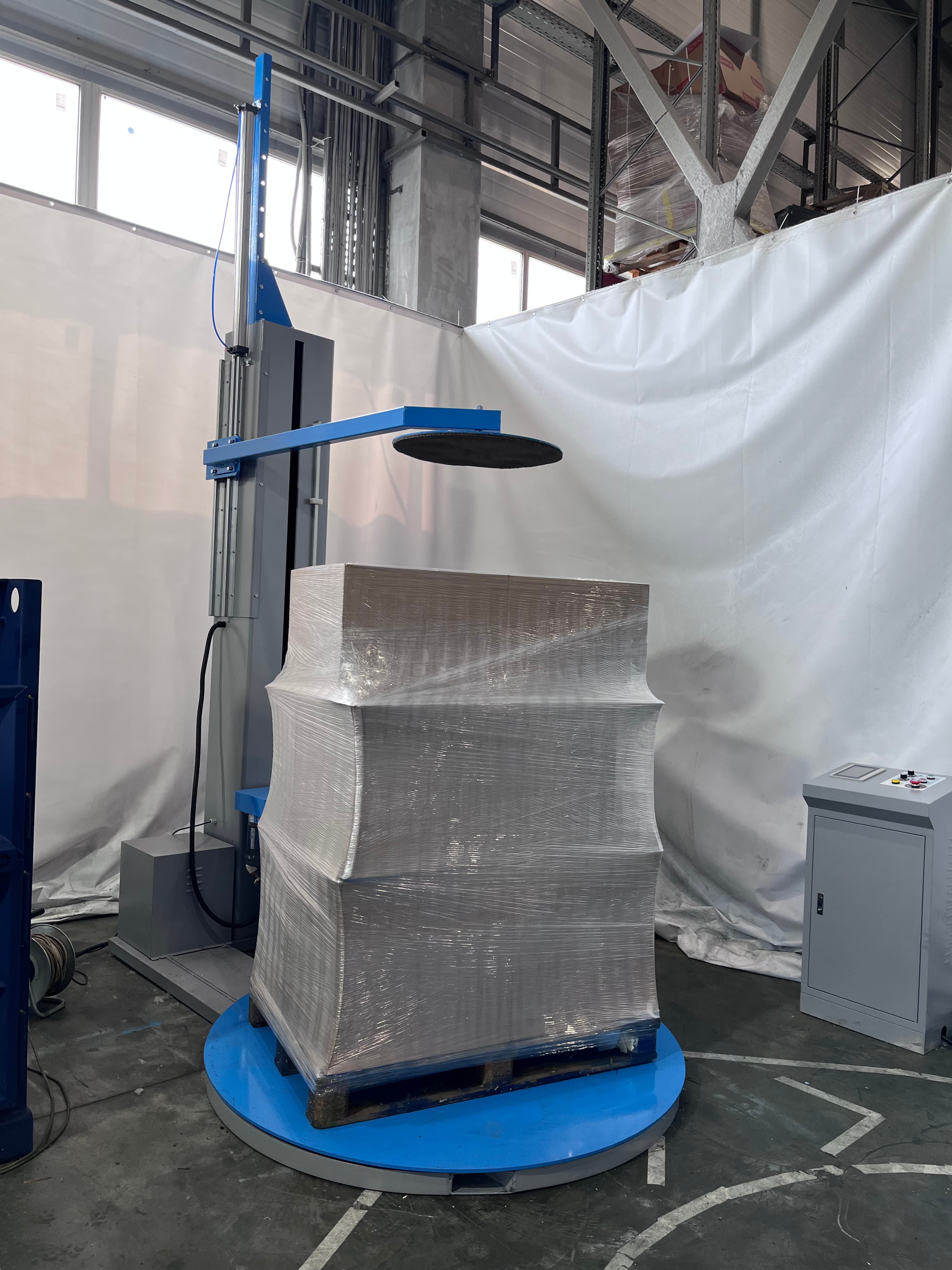 Паллетообмотчик с прижимом