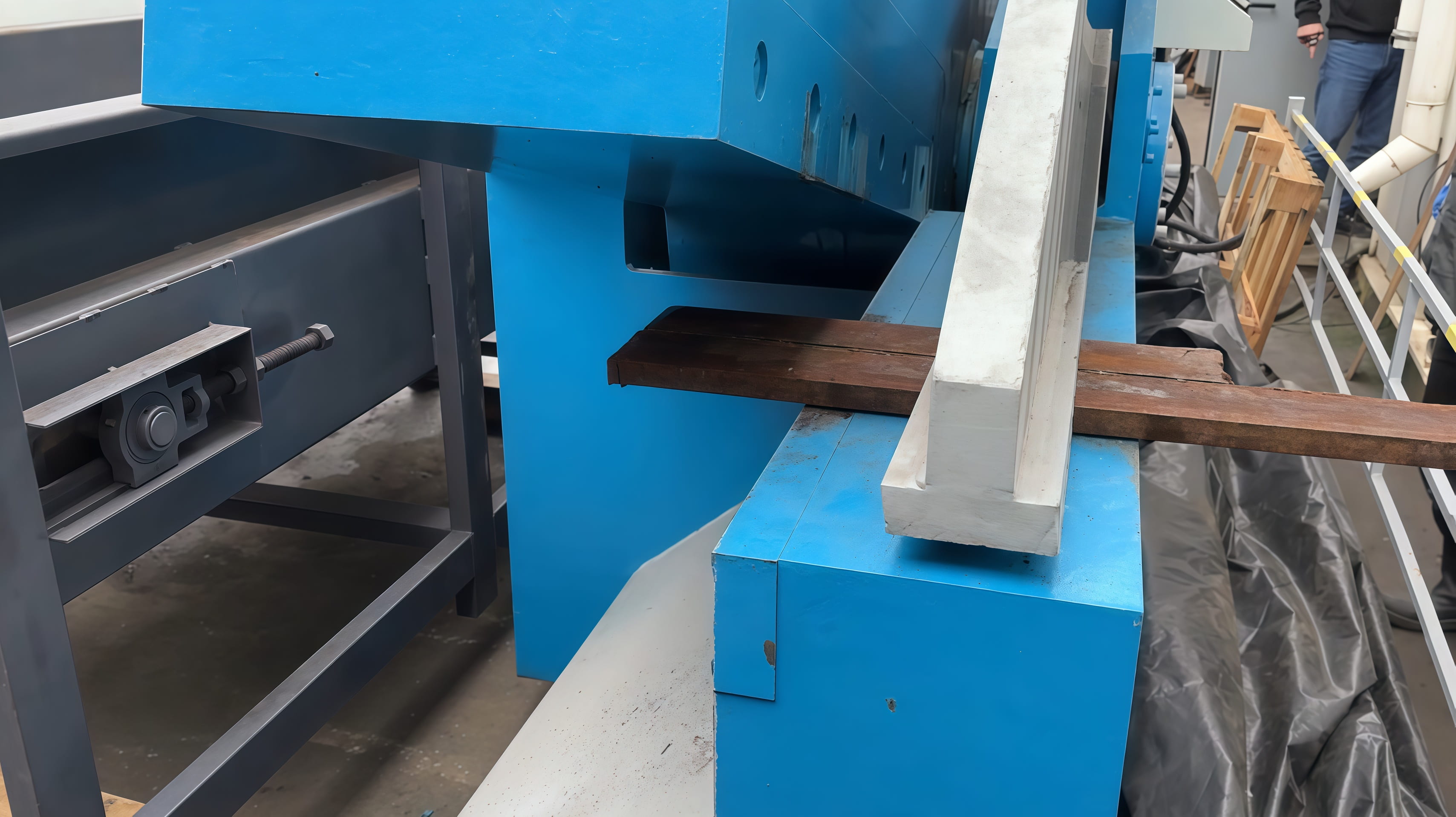 Резка металла аллигаторными ножницами.