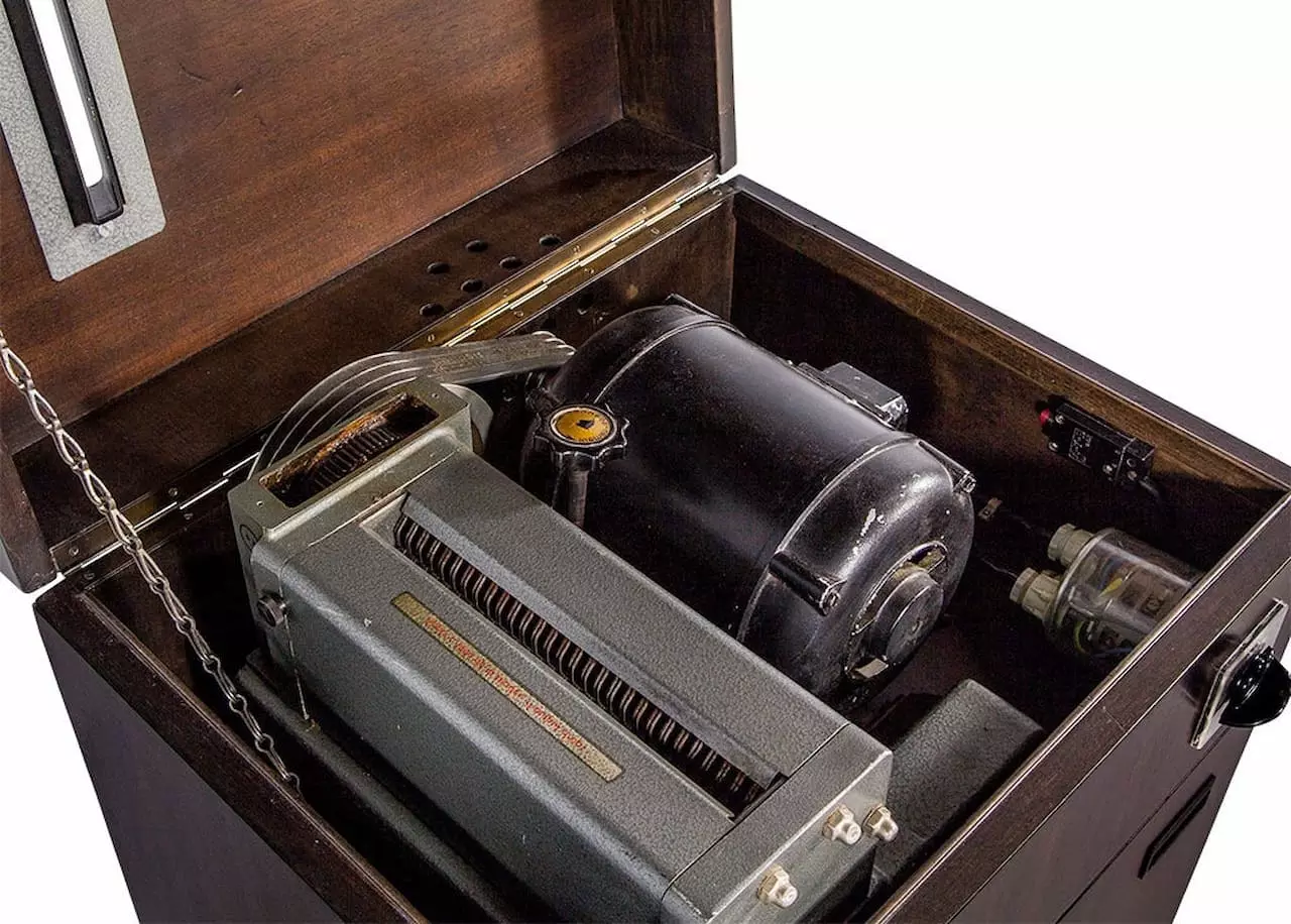 Бумажный шредер 1970 года из дерева.